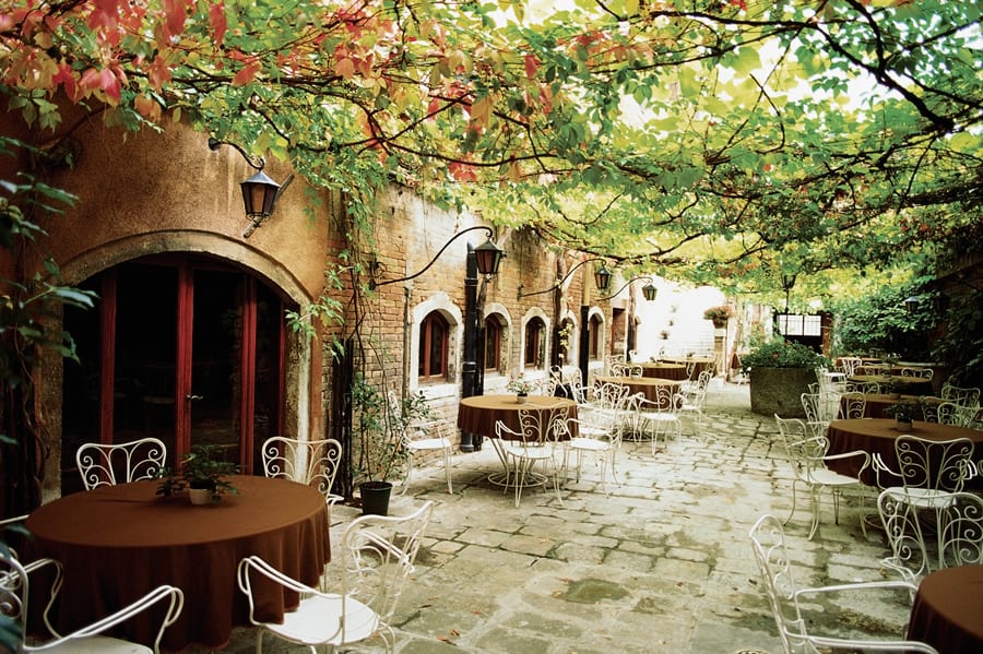 outdoor alfresco dining